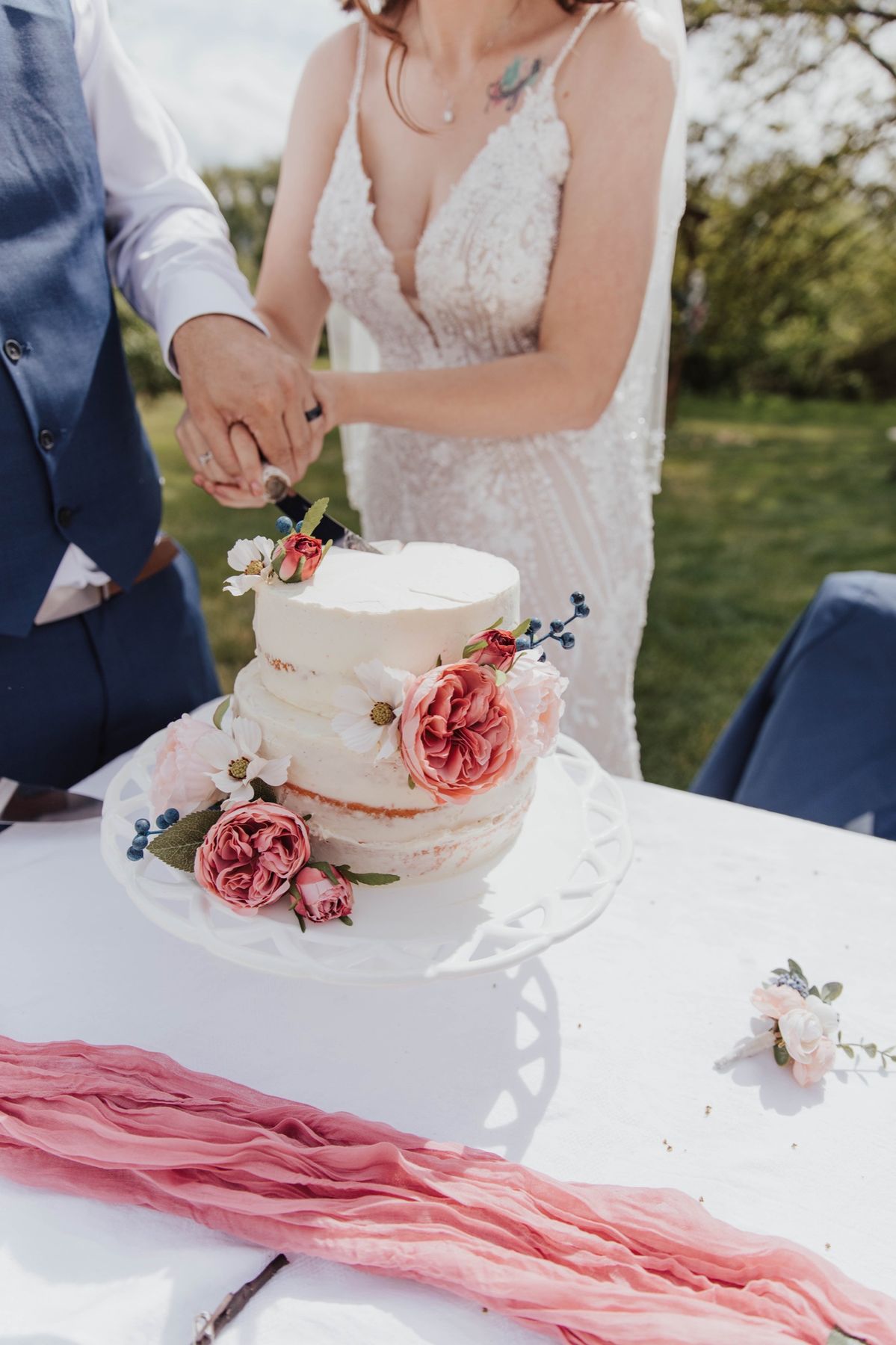 Cutting the cake, roses and blush table runner